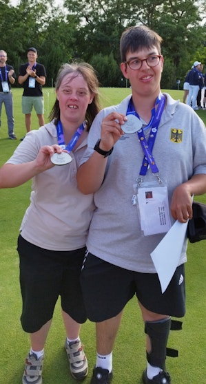 Petra Constanze Pithan und Lukas Kollmeyer freuen sich über ihre Silbermedaillen.