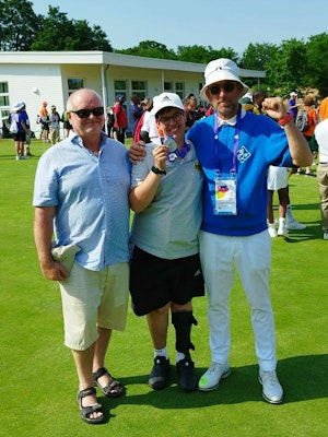 V.l.n.r.: Klaus-Hermann Bunte, Leiter der Mamre-Patmos-Schule, Lukas Kollmeyer und Trainer Bradley Kerr freuen sich über den zweiten Platz.